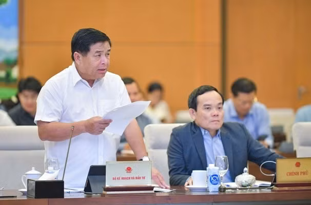 Bộ trưởng Bộ Kế hoạch và Đầu tư Nguyễn Chí Dũng trình bày Tờ trình. Ảnh: TH.