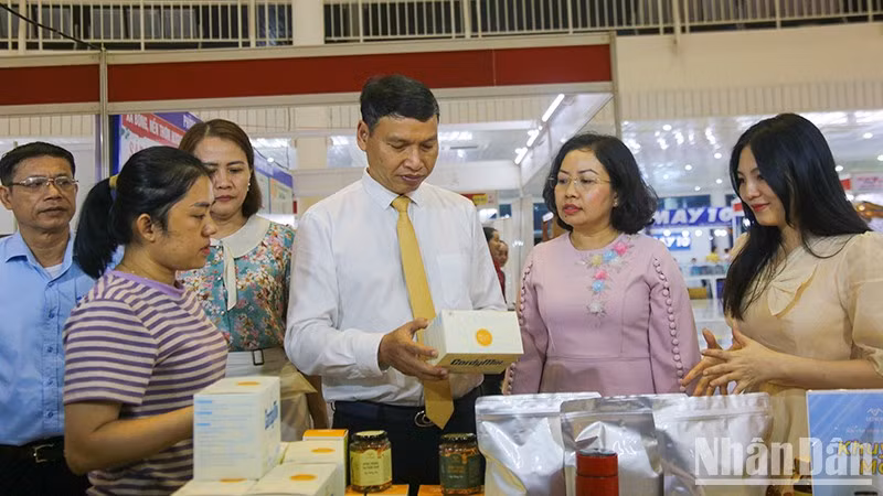 Đại biểu tham quan mua sắm tại hội chợ.