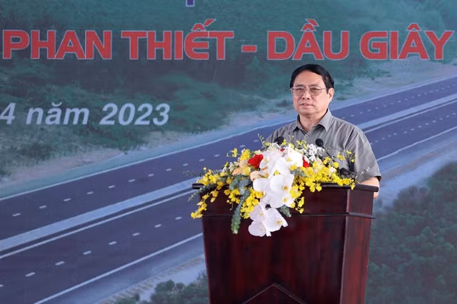 Thủ tướng đánh giá cao và biểu dương cán bộ, công chức, người lao động ngành GTVT, đặc biệt là các Ban Quản lý dự án, các nhà thầu, các đơn vị tư vấn đã có quyết tâm cao, nỗ lực lớn, tích cực đổi mới tư duy, cách nghĩ, cách làm.