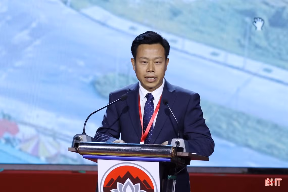 GS.TS. Lê Quân - Giám đốc Đại học Quốc gia Hà Nội chia sẻ chủ đề hợp tác giữa Đại học Quốc gia Hà Nội với tỉnh Hà Tĩnh cùng các doanh nghiệp trong thu hút đầu tư về khoa học - công nghệ, phát triển nguồn nhân lực để triển khai Quy hoạch tỉnh.