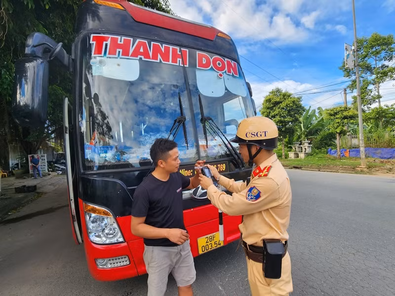 Lực lượng cảnh sát giao thông Hoà Bình kiểm tra nồng độ cồn đối với người điều khiển ô tô lưu thông trên địa bàn.