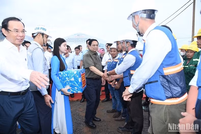 Thủ tướng Phạm Minh Chính tặng quà động viên cán bộ, công nhân trên công trường xây dựng dự án Cảng hàng không quốc tế Long Thành.