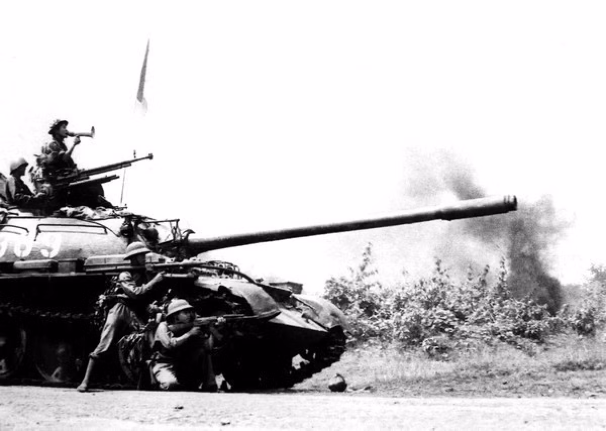 Xe tăng quân giải phóng tiến công thị xã Buôn Ma Thuột, ngày 10/3/1975 trong Chiến dịch Tây Nguyên.