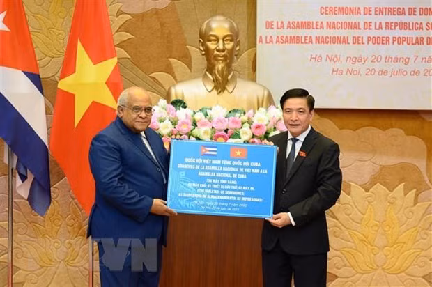 Tổng Thư ký Quốc hội kiêm Chủ nhiệm Văn phòng Quốc hội Bùi Văn Cường trao bảng tượng trưng quà tặng của Quốc hội Việt Nam cho Quốc hội Cuba cho Đại sứ đặc mệnh toàn quyền Cộng hòa Cuba tại Việt Nam Orlando Nicolás Hernández tháng 7/2022.