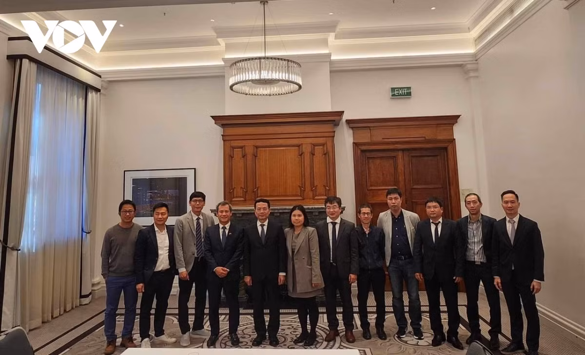 Bộ trưởng Nguyễn Mạnh Hùng chụp ảnh với một số thành viên của VASEA.