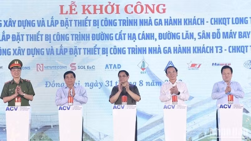 Thủ tướng Phạm Minh Chính và các đồng chí lãnh đạo thực hiện nghi thức khởi công 3 dự án.