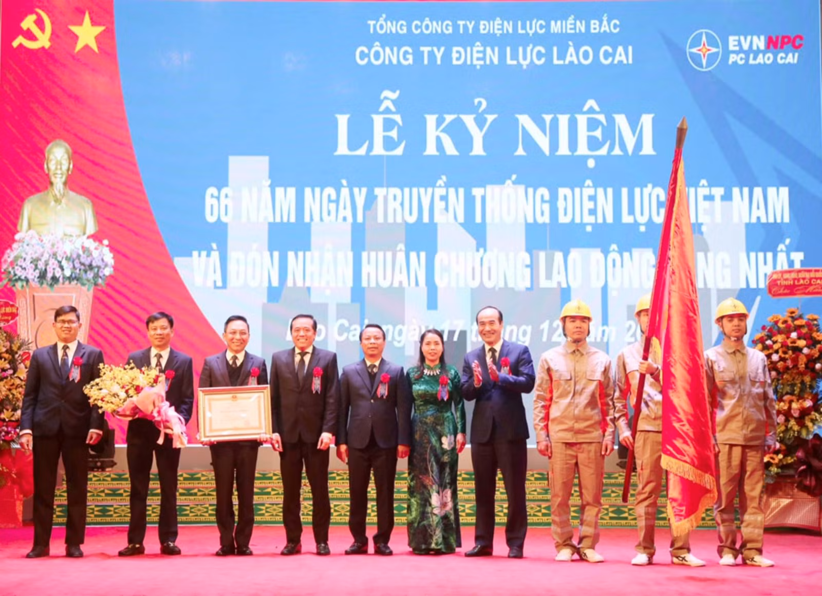 Công ty Điện lực Lào Cai nhận Huân chương Lao động hạng Nhất.jpeg