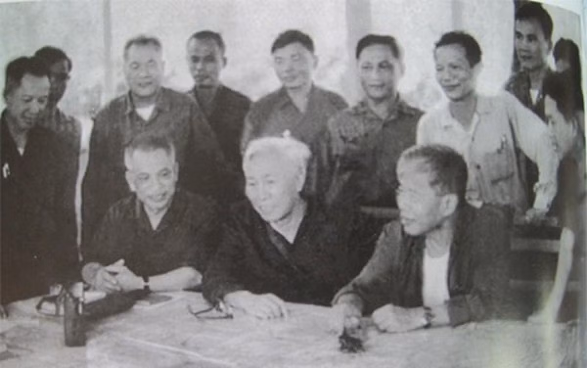 Đại tướng Văn Tiến Dũng (ngồi ngoài cùng, bên trái) và các cán bộ trong Bộ Chỉ huy Chiến dịch Hồ Chí Minh tháng 4/1975.