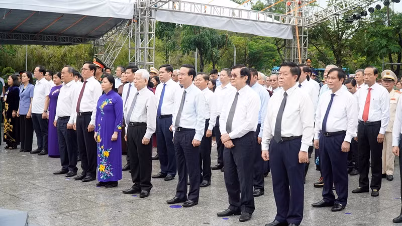 Đồng chí Võ Văn Thưởng, Ủy viên Bộ Chính trị, Chủ tịch nước Cộng hòa xã hội chủ nghĩa Việt Nam và các đồng chí nguyên lãnh đạo Đảng, Nhà nước ; lãnh đạo các bộ, ban, ngành Trung ương; lãnh đạo tỉnh Bà Rịa-Vũng Tàu và các địa phương; các đại biểu tham dự Lễ viếng.