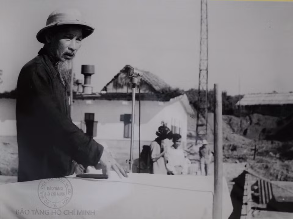 Bác Hồ về thăm Nhà máy điện Lào Cai, ngày 24-9-1958.jpg