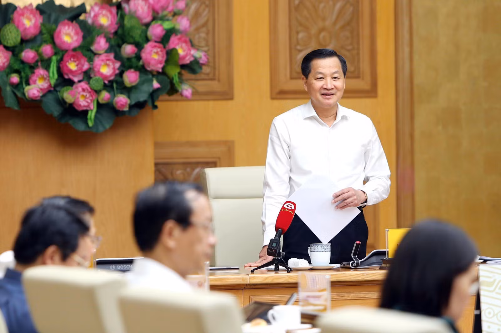 Phó Thủ tướng Lê Minh Khái "chốt" thời hạn trình phương án điều chỉnh giá điện, dịch vụ y tế. Ảnh VGP