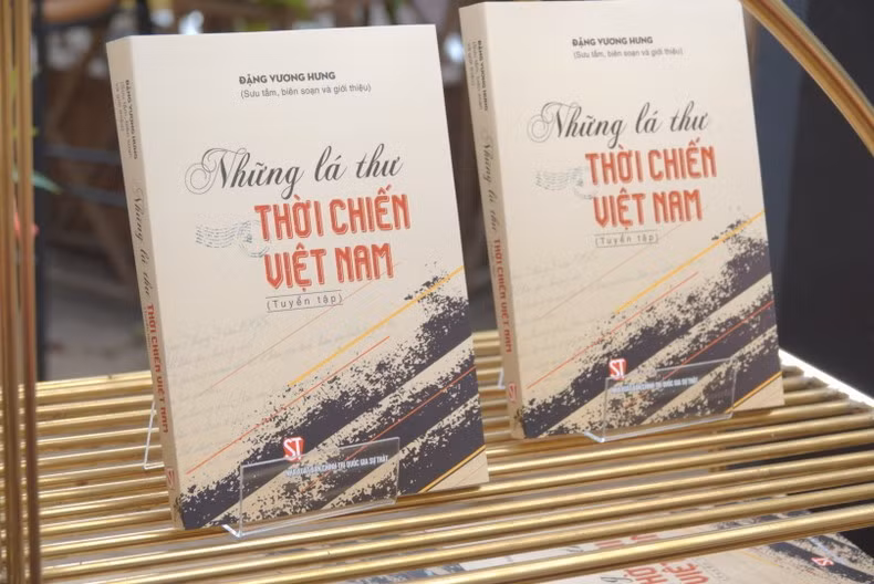 Bìa cuốn sách “Những lá thư thời chiến Việt Nam”.