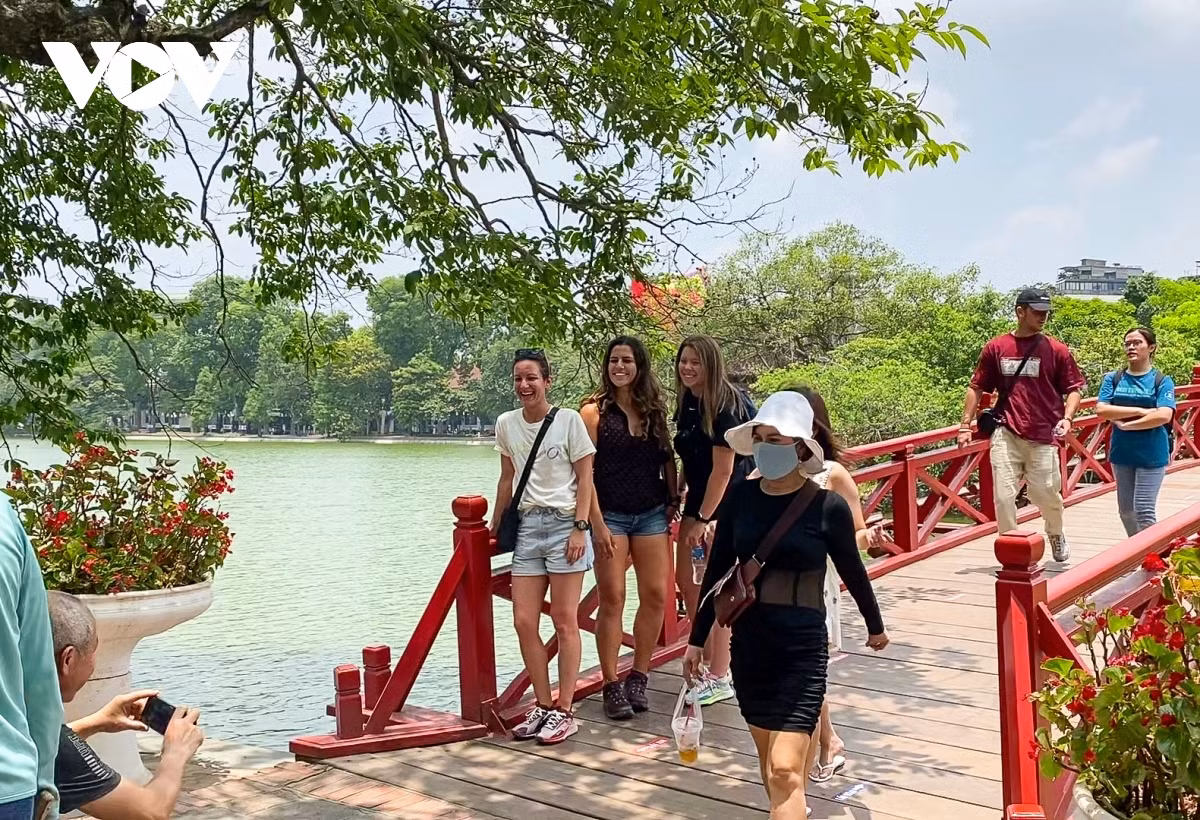 Du khách quốc tế tại Hà Nội.