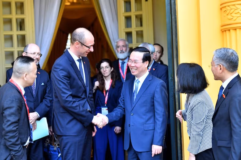 Chủ tịch nước Võ Văn Thưởng với Chủ tịch Hội đồng Quốc gia Thụy Sĩ Martin Candinas tại Phủ Chủ tịch.