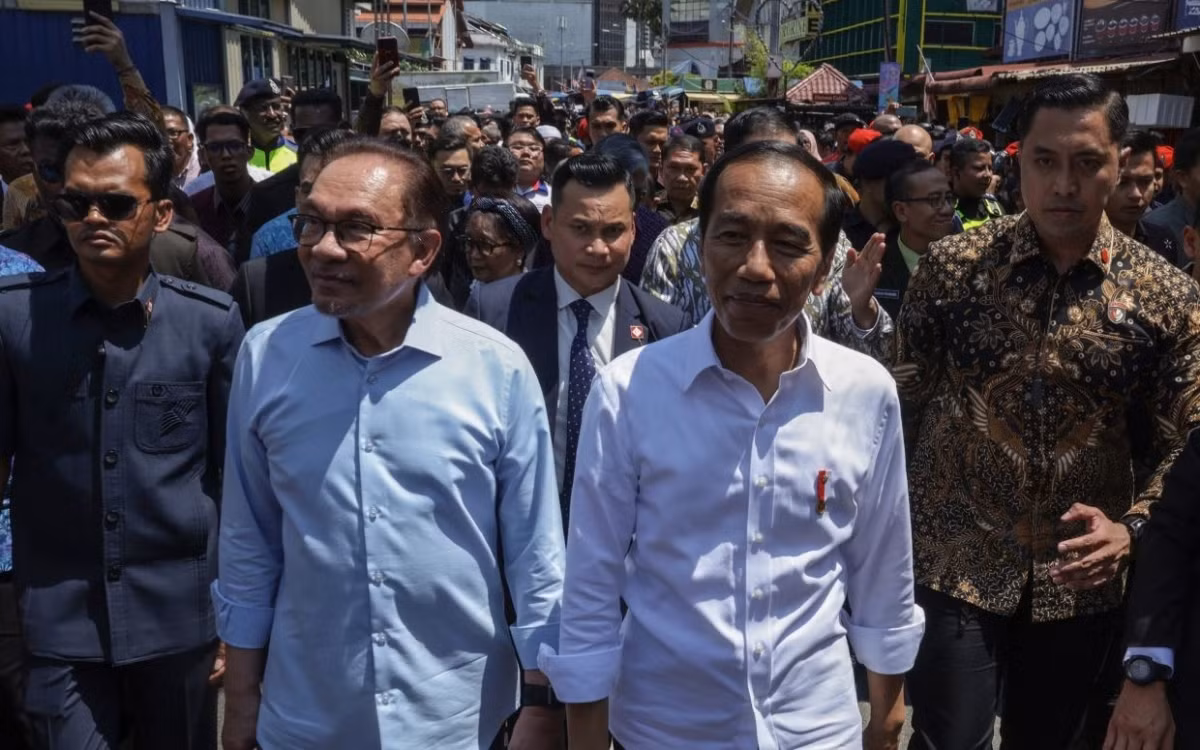 Tổng thống Joko Widodo (phải) và Thủ tướng Anwar Ibrahim trong chuyến thăm tới Malaysia trong 2 ngày 7 - 8/6/2023.