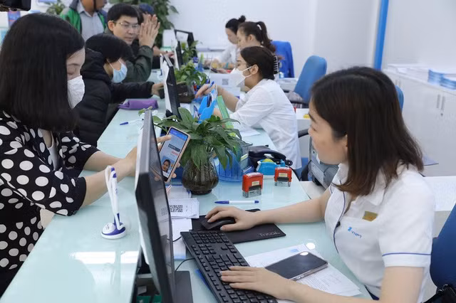 Người dân thực hiện chuẩn hóa thông tin thuê bao tại điểm giao dịch VinaPhone.
