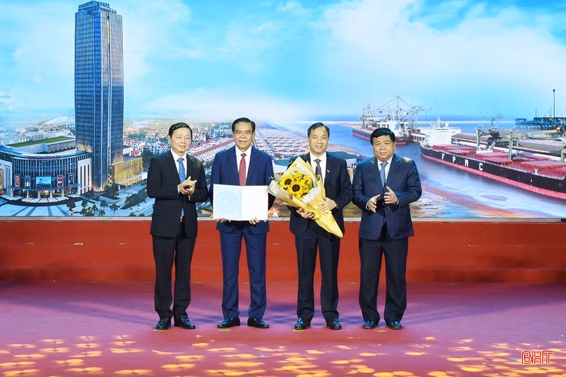 Phó Thủ tướng Chính phủ Trần Hồng Hà và Bộ trưởng Bộ Kế hoạch và Đầu tư Nguyễn Chí Dũng trao quyết định phê duyệt Quy hoạch tỉnh, tặng hoa chúc mừng Hà Tĩnh.