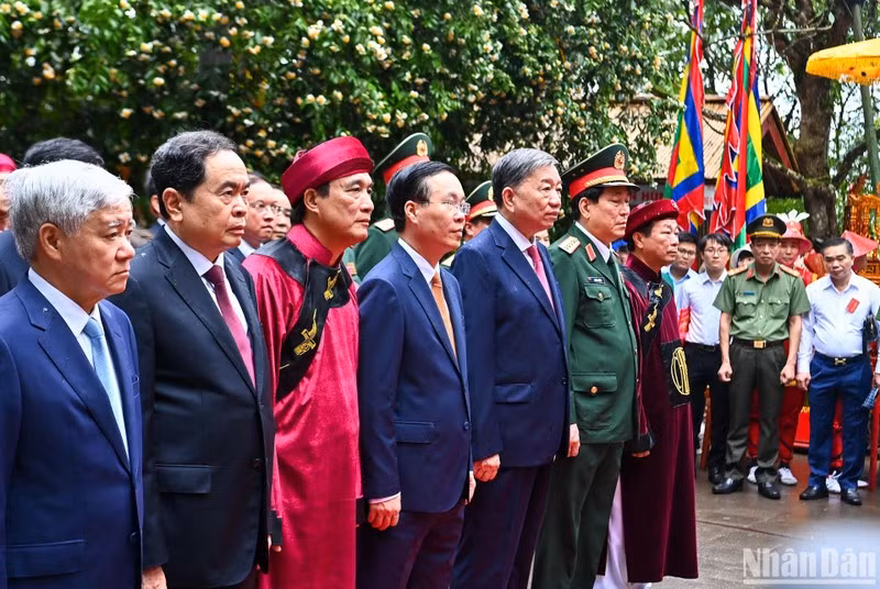 Chủ tịch nước Võ Văn Thưởng và các đồng chí lãnh đạo Đảng, Nhà nước và tỉnh Phú Thọ thành kính tưởng niệm các Vua Hùng tại đền Thượng.