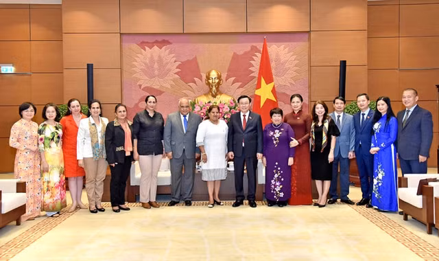 Chủ tịch Quốc hội Vương Đình Huệ, Tổng Thư ký Hội Liên hiệp Phụ nữ Cuba Teresa Amarelle Boúe và các đại biểu.