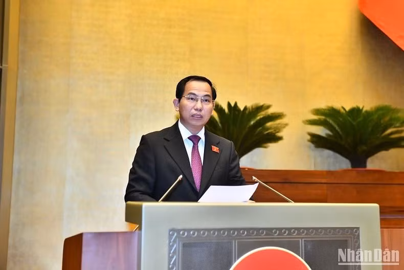 Chủ nhiệm Ủy ban Tài chính, Ngân sách của Quốc hội Lê Quang Mạnh trình bày báo cáo tiếp thu, giải trình, chỉnh lý dự thảo Luật.
