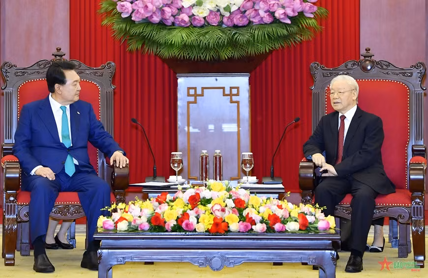 Tổng Bí thư Nguyễn Phú Trọng trao đổi với Tổng thống Yoon Suk Yeol.