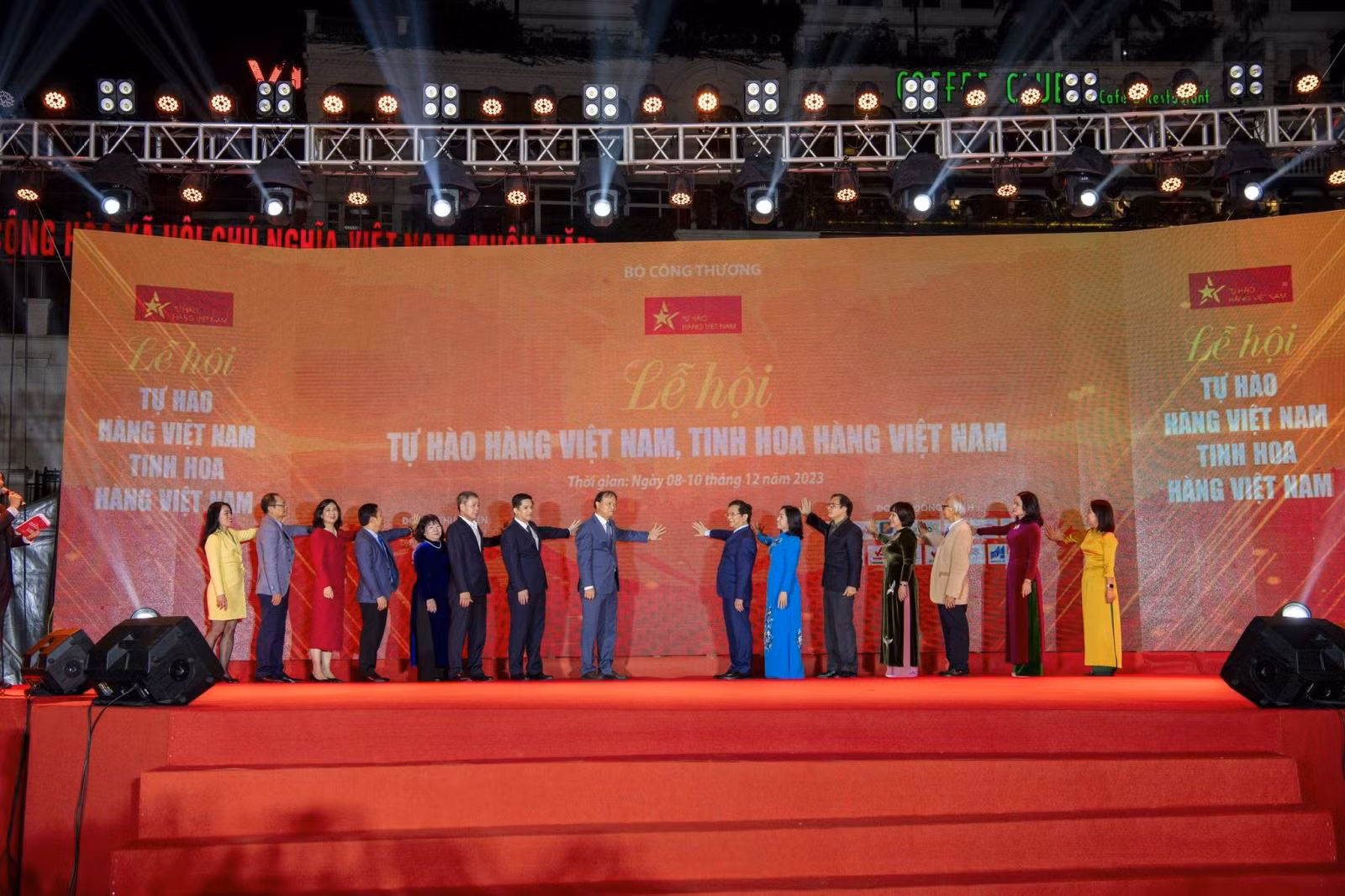 Các đại biểu thực hiện nghi thức khai mạc chương trình.