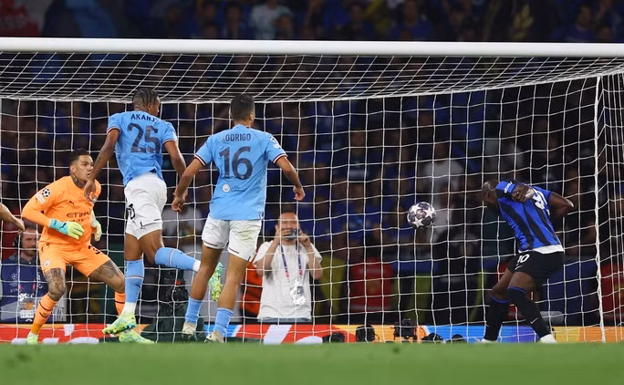 Lukaku đánh đầu trống trải vẫn không thể ghi bàn.
