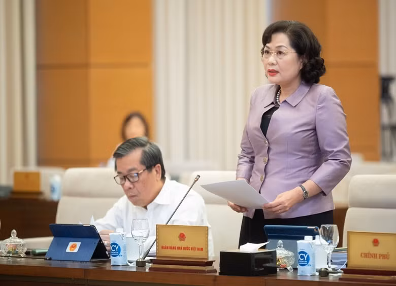 Thống đốc Ngân hàng Nhà nước Việt Nam Nguyễn Thị Hồng trình bày Tờ trình.