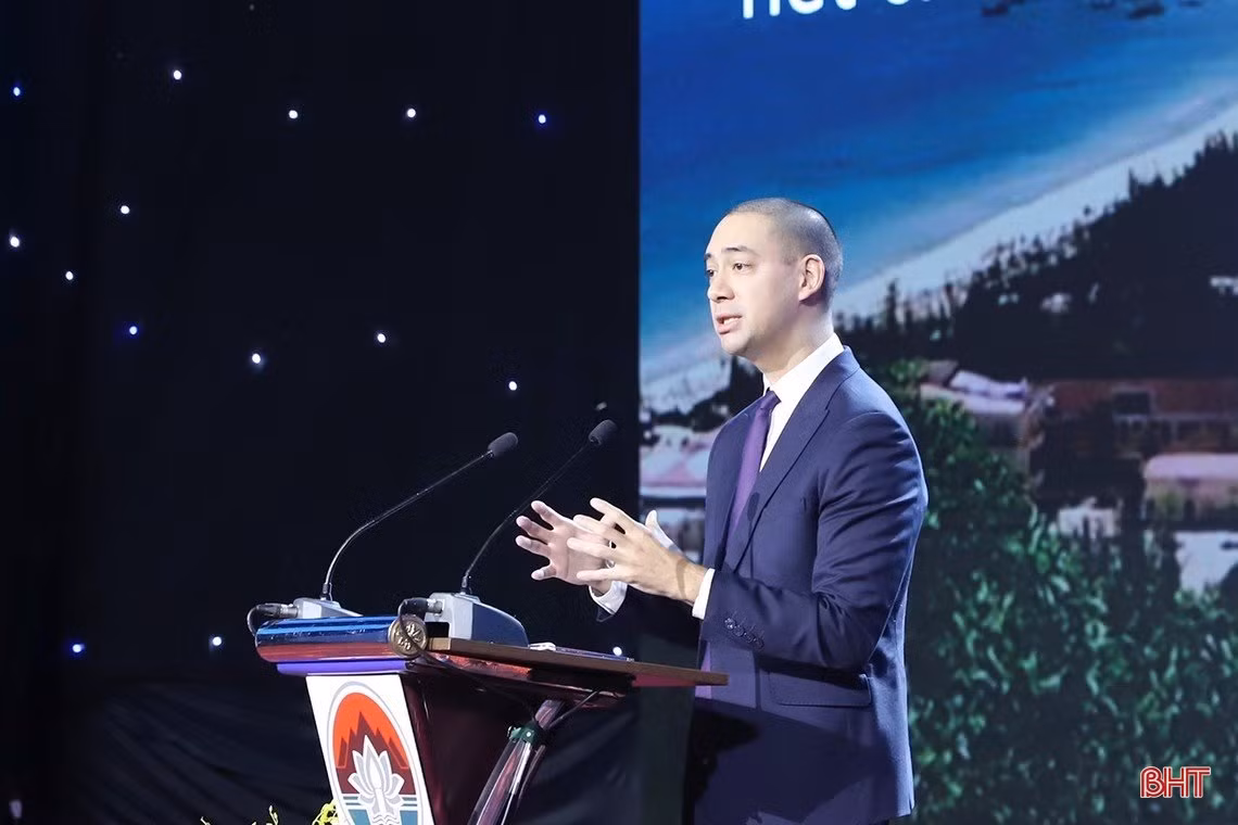 Ông Arnaud Ginolin - thành viên Hội đồng Thành viên, lãnh đạo Khối Tư vấn chính sách công và Khối ngành Công nghiệp BCG Việt Nam tham luận về tính khả thi của các mục tiêu và lý do Hà Tĩnh lựa chọn để phát triển.