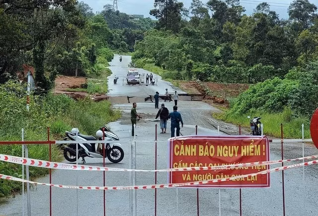 Chính quyền tổ chức phong tỏa đoạn đường.