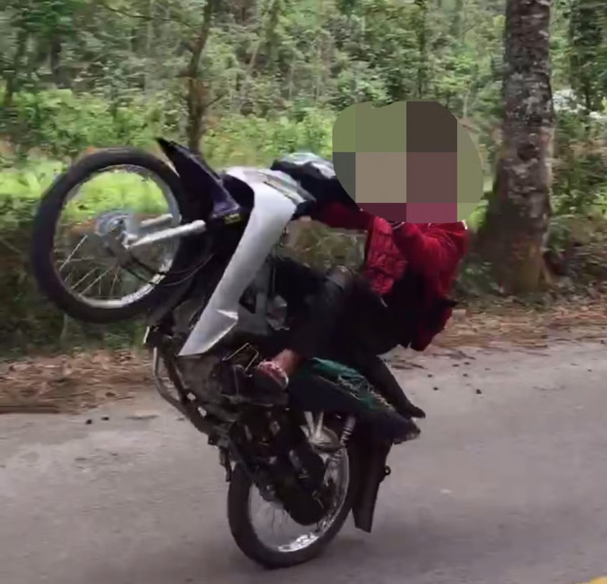Một thiếu niên "bốc đầu" xe máy (ảnh cắt từ clip).