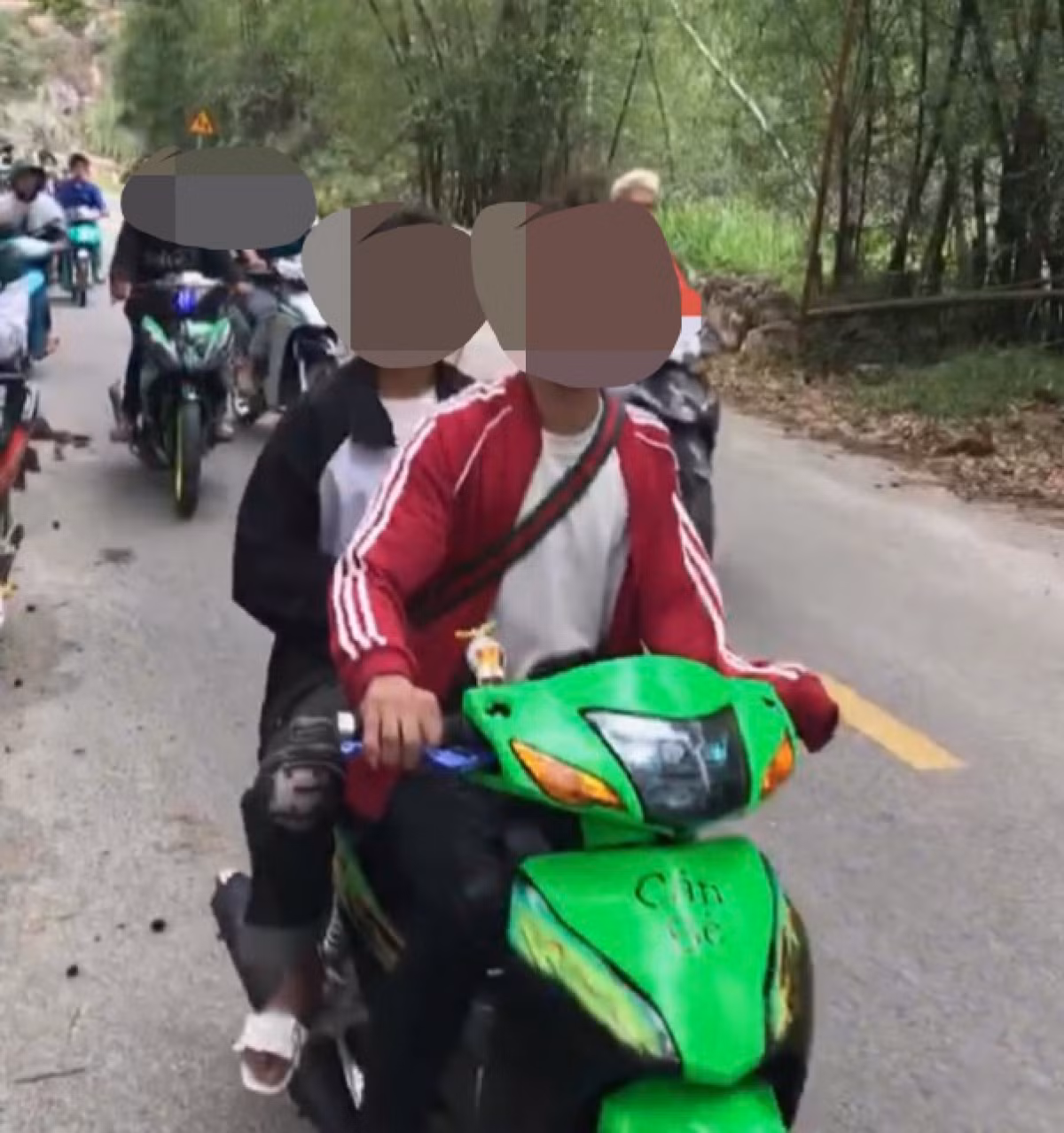 Khoảng 60 thiếu niên tụ tập, điều khiển xe đánh võng, không đội mũ bảo hiểm...