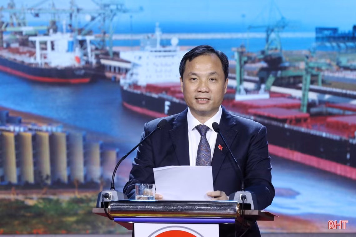 Bí thư Tỉnh ủy Hoàng Trung Dũng phát biểu tổng kết hội nghị.