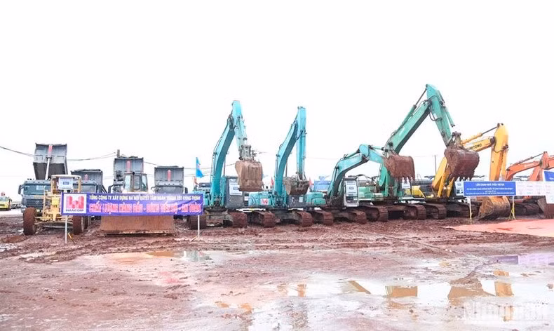 Máy móc thiết bị của các đơn vị thi công tại lễ khởi công.