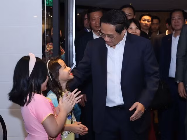 Thủ tướng Chính phủ Phạm Minh Chính và đoàn đại biểu cấp cao Việt Nam gặp gỡ đại diện cộng đồng người Việt Nam tại Brazil và một số nước Nam Mỹ.