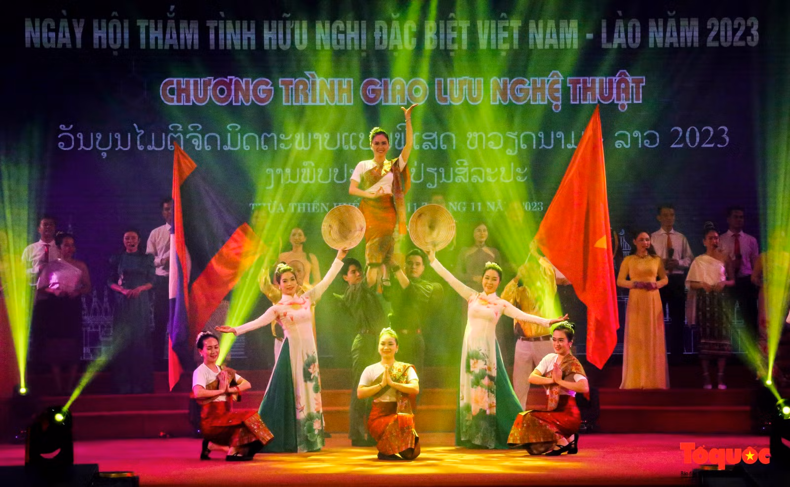 Tối 11/11, tại thành phố Huế (tỉnh Thừa Thiên Huế) đã diễn ra Chương trình giao lưu nghệ thuật Việt Nam - Lào với chủ đề "Nghĩa tình sắt son, đời đời bền vững". Đây là chương trình tổng hợp, đa sắc màu, tôn vinh tình hữu nghị thắm thiết đặc biệt Việt - Lào nói chung và của Thừa Thiên Huế, Salavan và Sekong và của 10 tỉnh Việt Nam có chung đường biên giới với Lào.