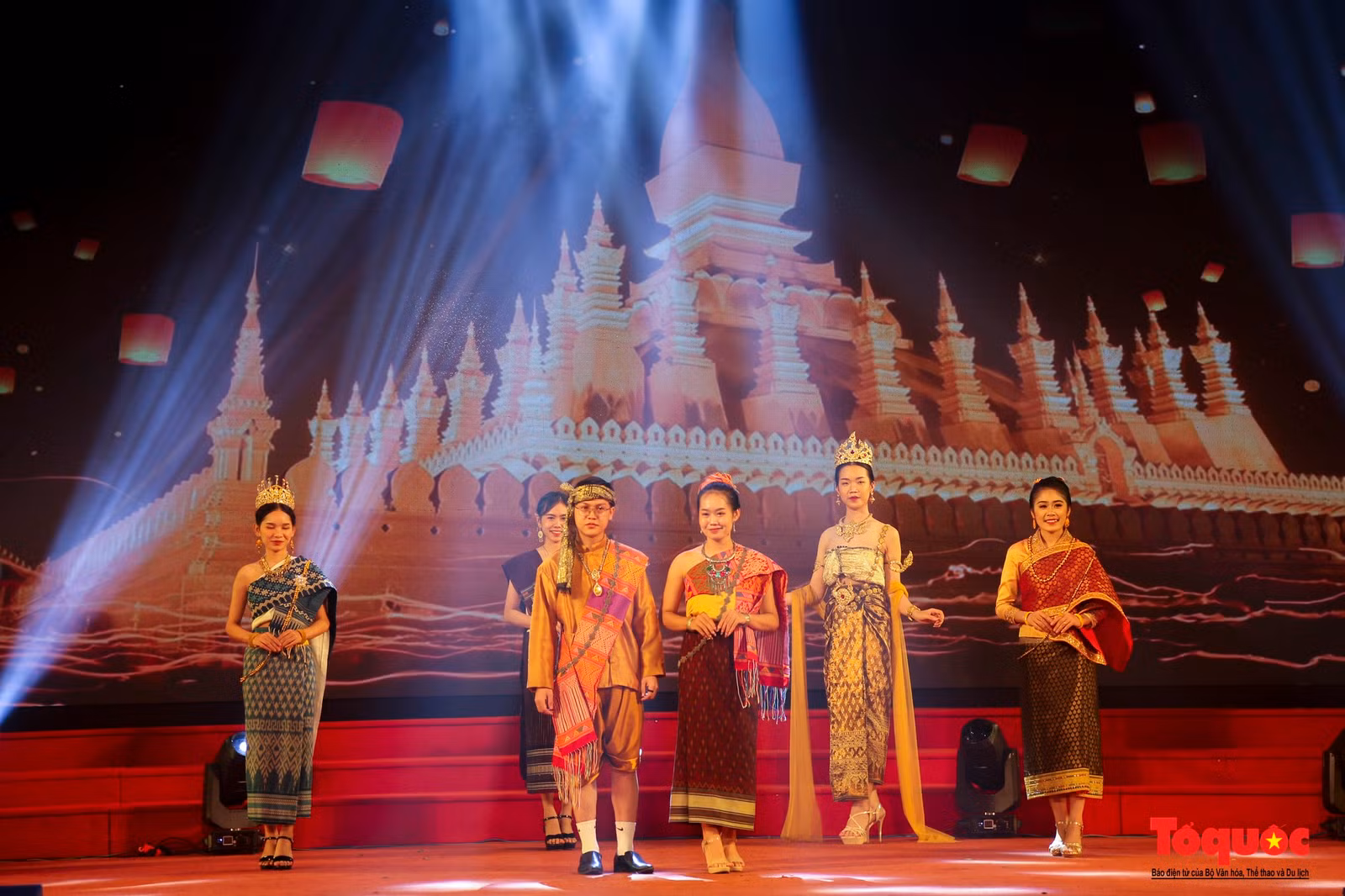 Đội văn nghệ lưu học sinh Lào tại Huế mang đến cho khán giả tiết mục giới thiệu trang phục truyền thống của các dân tộc Lào.