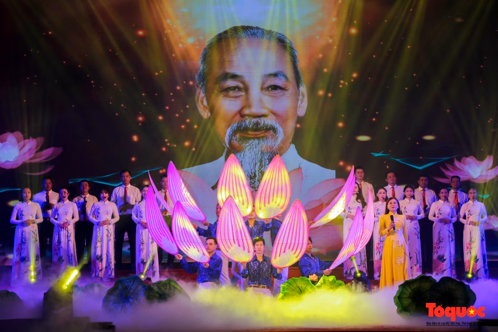 Phần một "Trường Sơn một dải - chung nước chung dòng" với tiết mục như: hợp xướng Hồ Chí Minh đẹp nhất tên Người; hát múa Bác Cay Xỏn trong trái tim tôi; hoạt cảnh, độc tấu đàn đá...