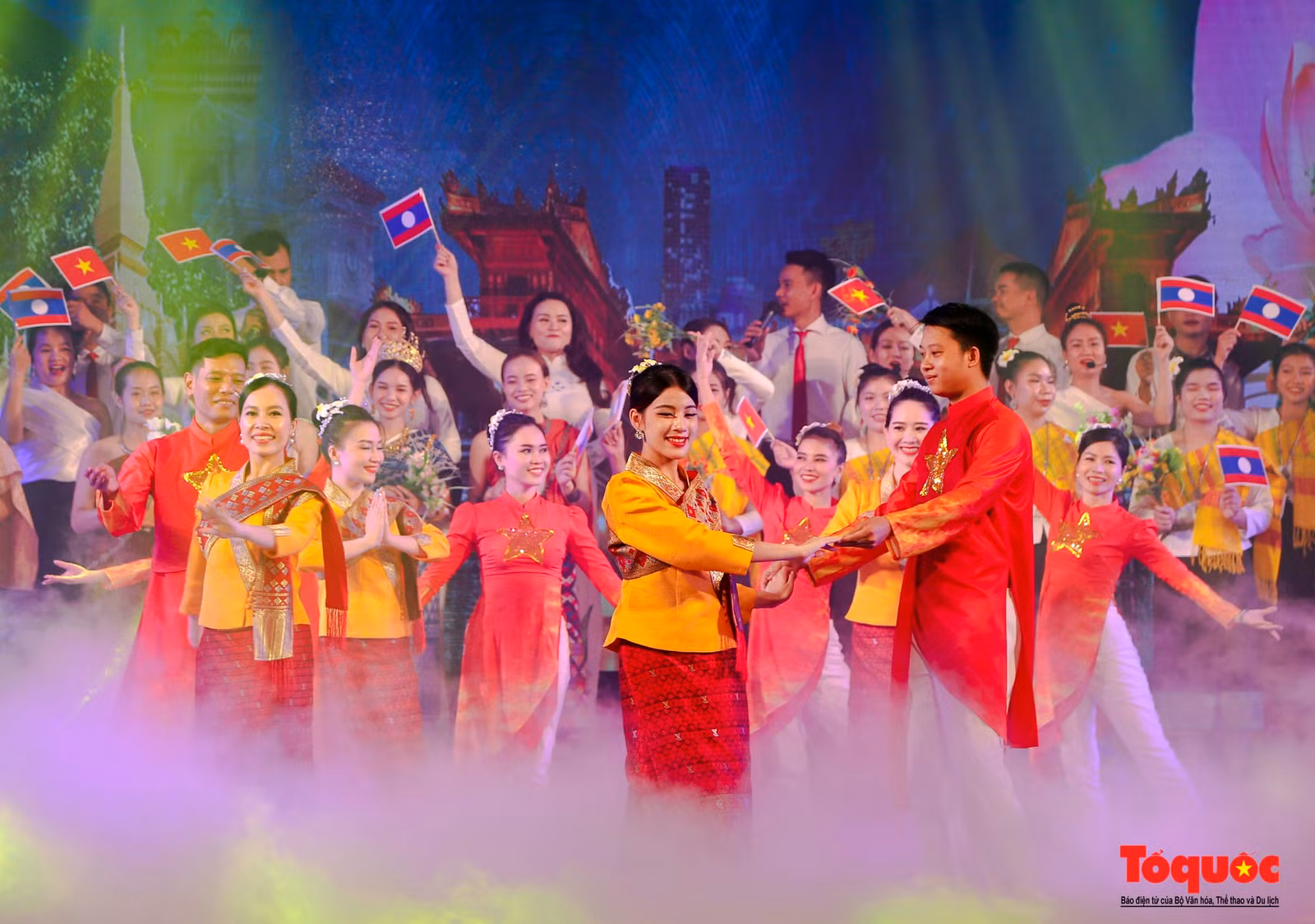 Phần ba "Nghĩa tình sắt son - đời đời bền vững" mang đến cho người xem những tiết mục thể hiện tình hữu nghị thắm thiết đặc biệt Việt Nam - Lào.