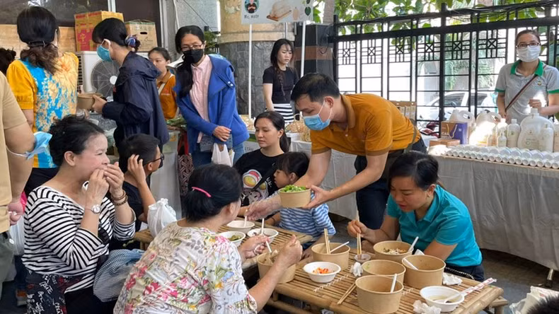 Khu ẩm thực với nhiều món ngon các vùng miền thu hút nhiều người tiêu dùng tại Thành phố Hồ Chí Minh.