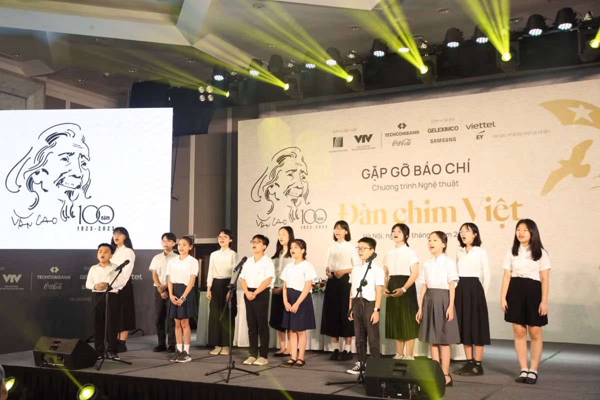 Biểu diễn bài hát "Tiến quân ca" của nhạc sĩ Văn Cao trong buổi gặp mặt báo chí.
