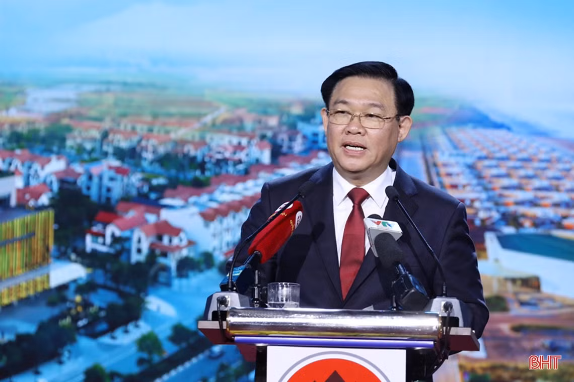 Chủ tịch Quốc hội Vương Đình Huệ phát biểu chỉ đạo tại hội nghị.