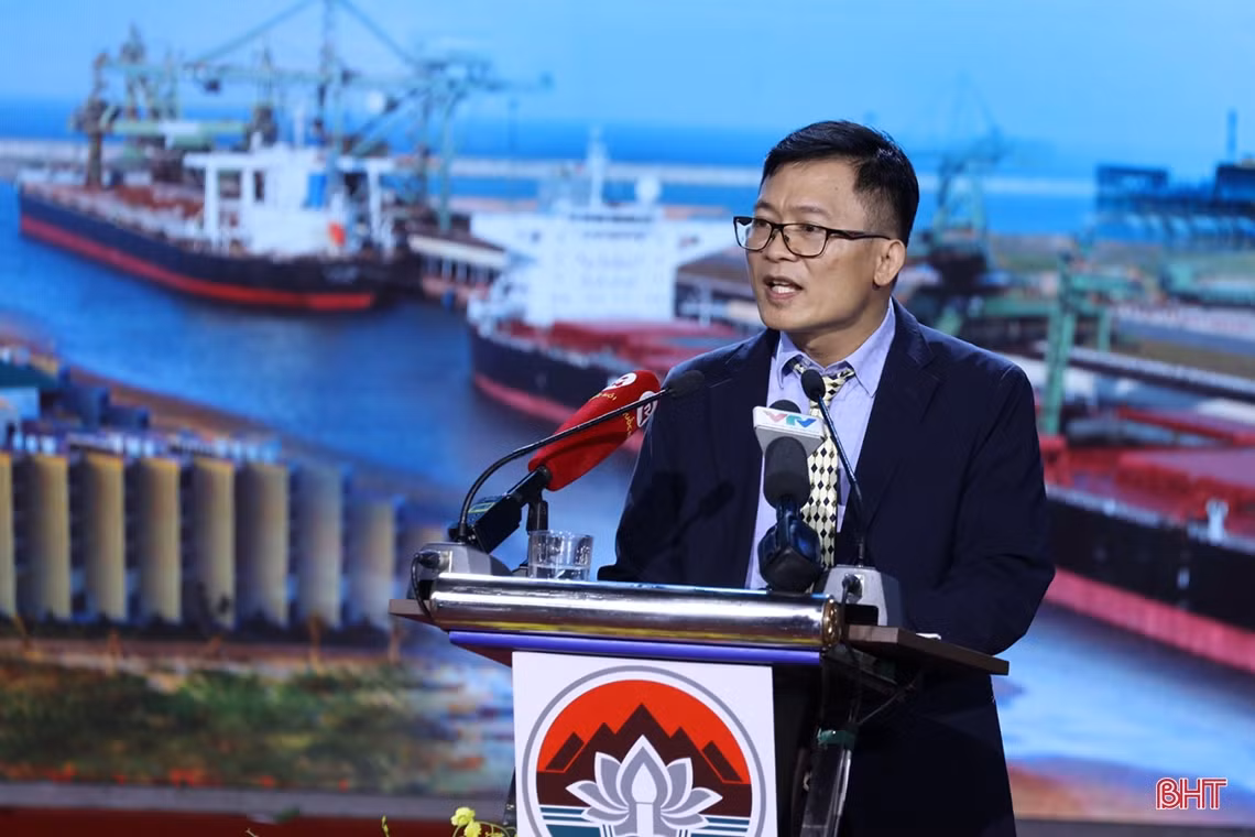 Ông Thái Chi Pháp, Phó Tổng Giám đốc Công ty TNHH Gang thép Hưng Nghiệp Formosa Hà Tĩnh giới thiệu khái quát về tình hình đầu tư và phát triển của Formosa tại Hà Tĩnh.