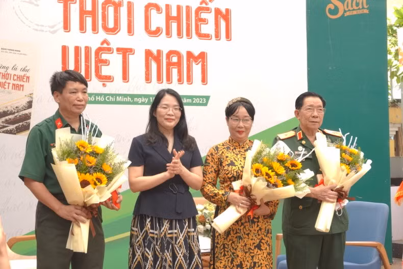 Đồng chí Nguyễn Hoài Anh, Phó Giám đốc, Phó Tổng Biên tập Nhà xuất bản Chính trị quốc gia Sự thật tặng hoa cho các khách mời trong buổi ra mắt sách.