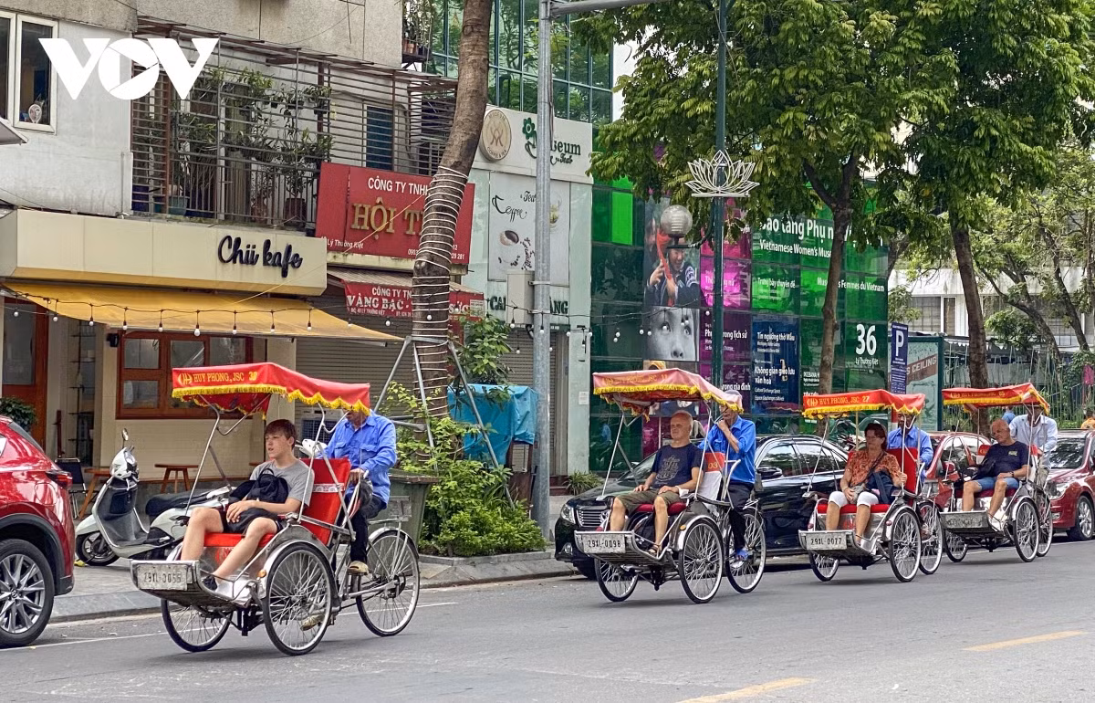 Du khách quốc tế trên đường phố Hà Nội.