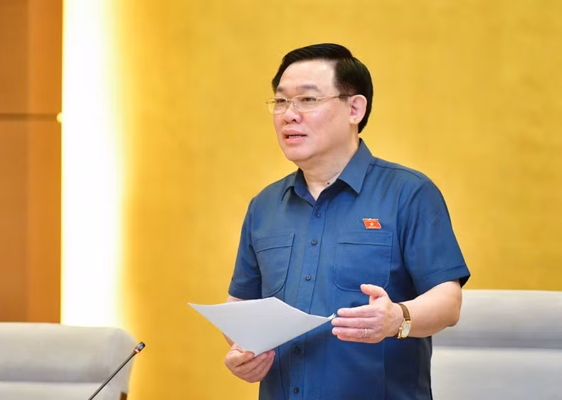 Chủ tịch Quốc hội Vương Đình Huệ phát biểu ý kiến tại cuộc họp.