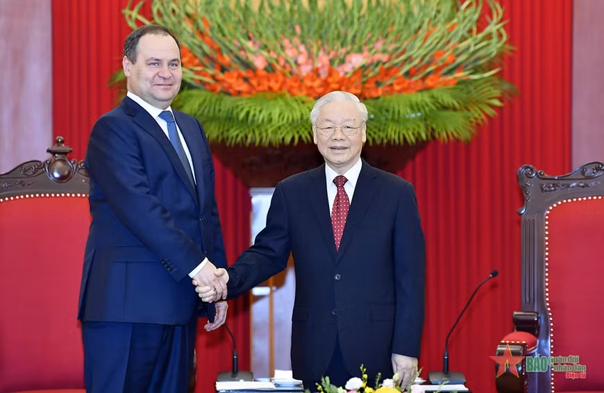 Tổng Bí thư Nguyễn Phú Trọng và Thủ tướng Belarus Roman Golovchenko. Ảnh: TUẤN HUY