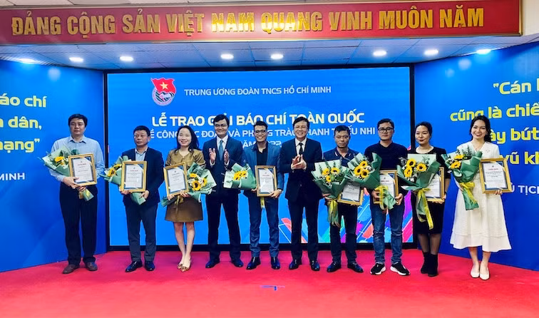 Trao giải A cho các tác giả đoạt giải năm 2022.