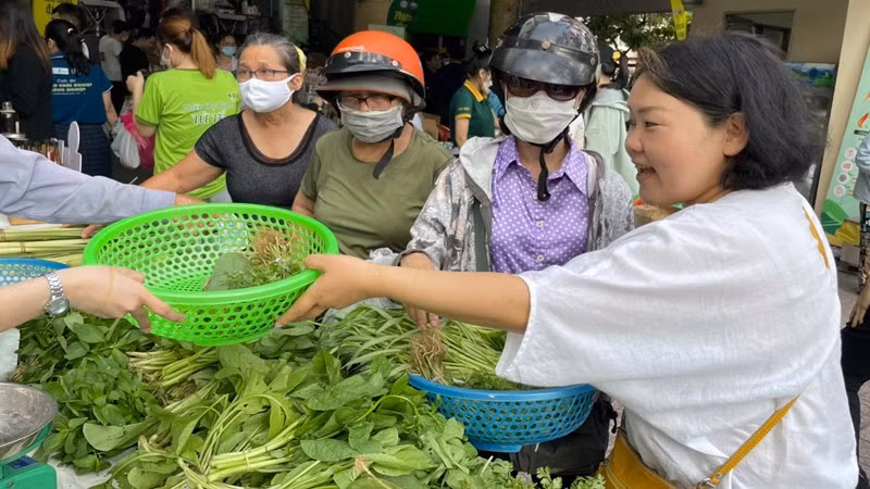 Nhiều người tiêu dùng đến mua sắm tại phiên chợ xanh - tử tế.