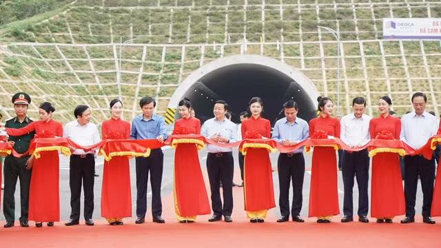 Phó Thủ tướng Chính phủ Trần Hồng Hà cùng các đại biểu cắt băng khánh thành dự án thành phần Mai Sơn - Quốc lộ 45 tại điểm cầu hầm Thung Thi, xã Hà Lĩnh, huyện Hà Trung, tỉnh Thanh Hóa.